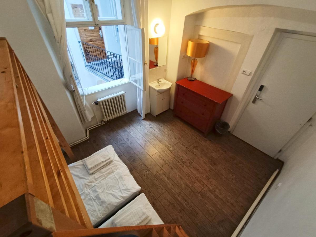 Charles Bridge Hostel & Apartments Praag Buitenkant foto